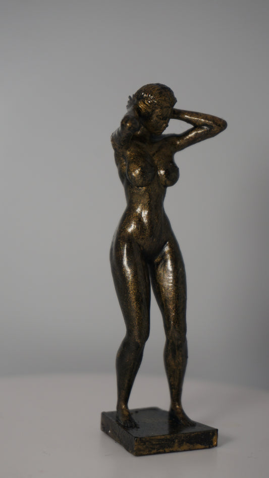 The shower Woman Statue
